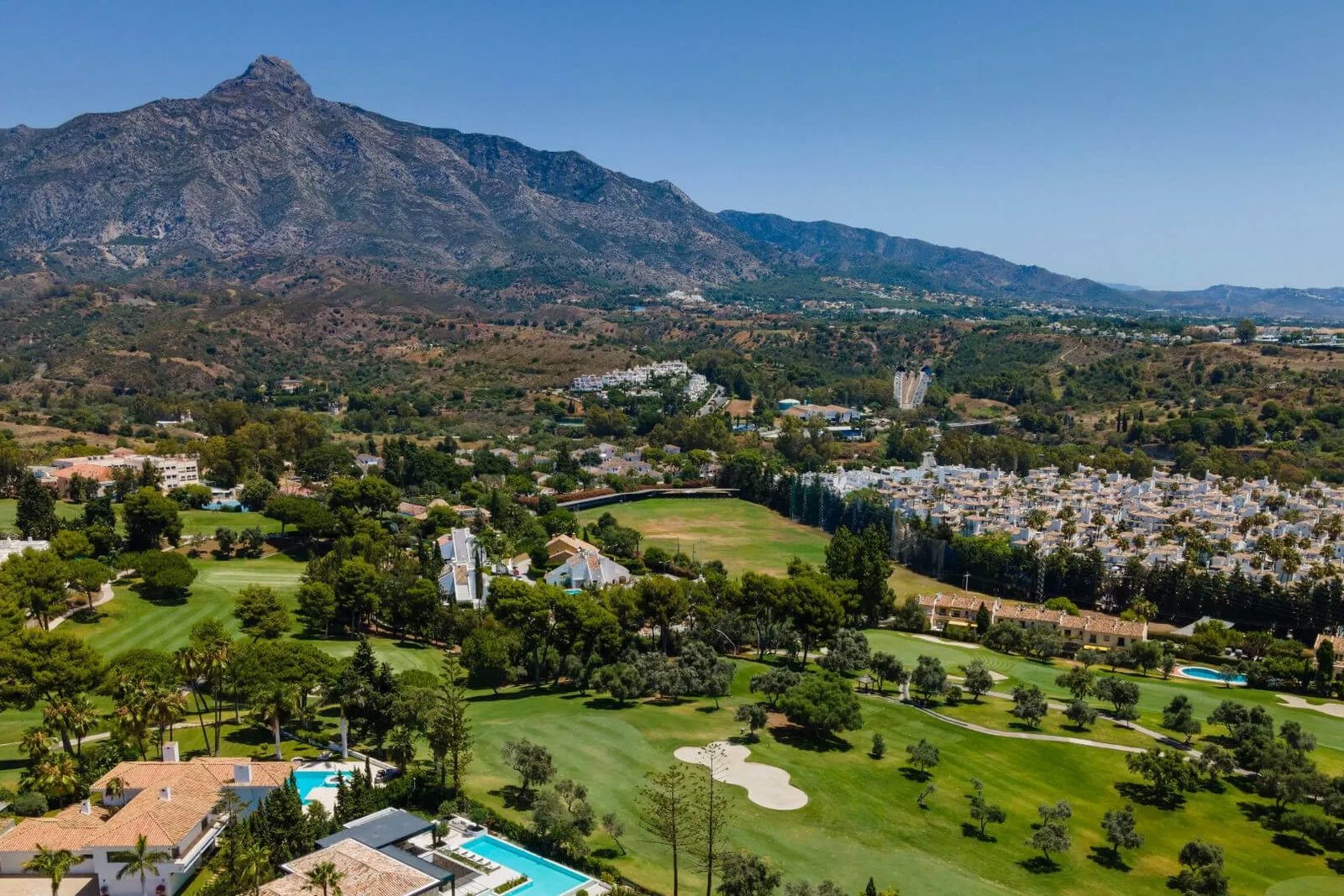Nueva Andalucía, con el Golf Valley en primer plano y La Concha al fondo